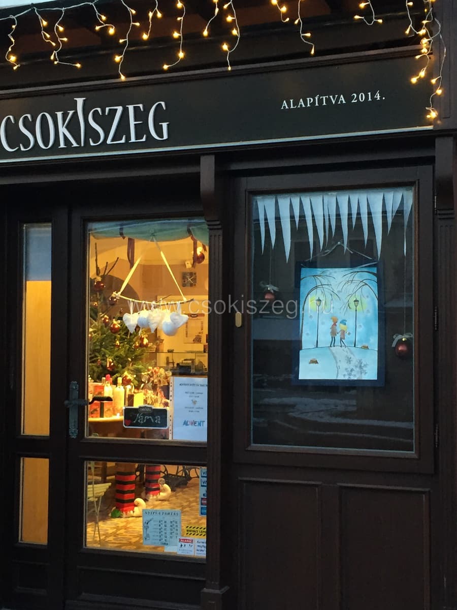 A Csokiszeg cégtáblája „Alapítva 2014." felirattal, alatta a jégcsapokkal díszített kirakat